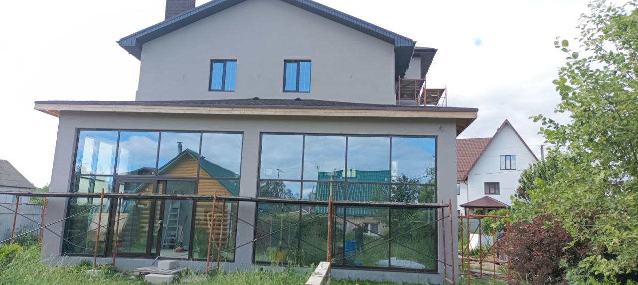 Фасад частного дома в Городецком округе с панорамным остеклением, фото в ходе отделки